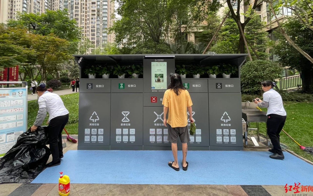 越早知道越好（垃圾分类箱）这个物业自费给小区安装智能垃圾分类箱 业主刷脸丢垃圾还能兑换商品，智能垃圾桶免费投放，智能垃圾箱怎么投放物品，(图1)