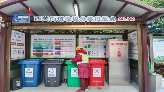 垃圾分类房（点赞！社区居民给七旬垃圾分类督导员送花）为社区干部点赞，为社区领导点赞，(图2)