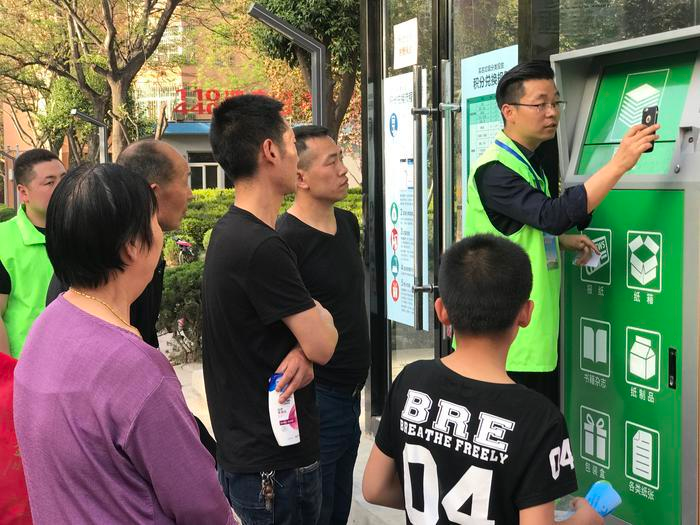 陕西垃圾箱厂家（智能垃圾分类箱的优点）西安垃圾桶批发厂家，咸阳试点智能垃圾分类箱 分类丢垃圾可换生活用品，深度揭秘，(图1)